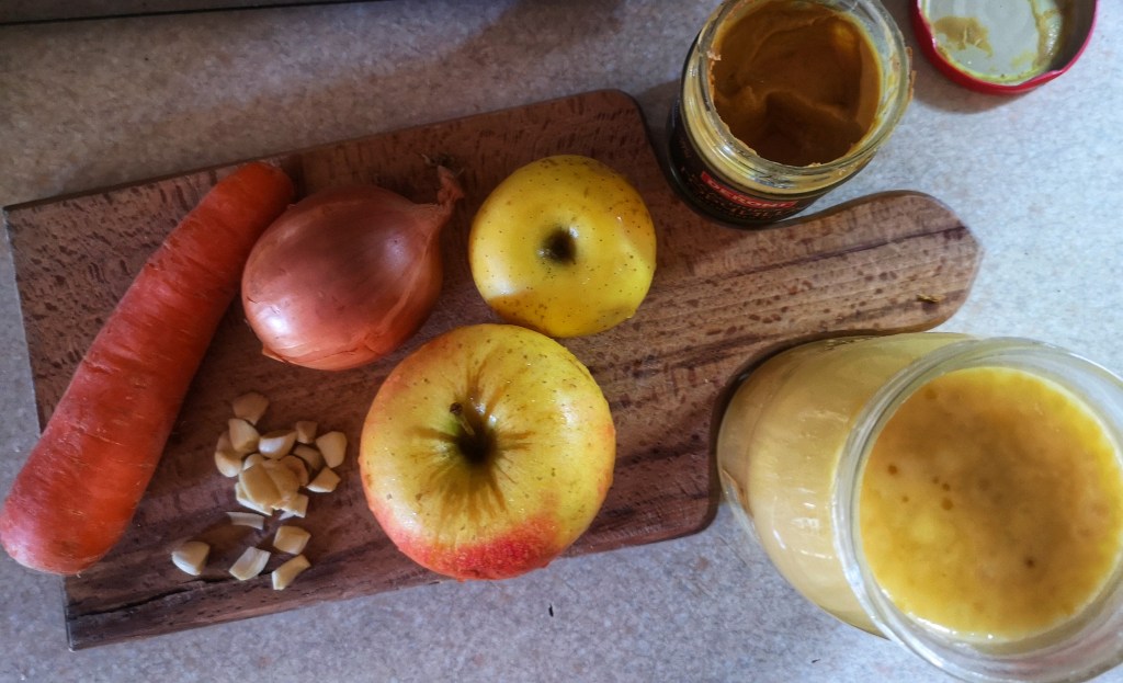 Плешка без кост 1700 кг 2 ябълки 1 голям морков 1 глава лук 2 ч.л.горчица половин с.л. мед 3-4 скилидки чесън розмарин,ч.пипер